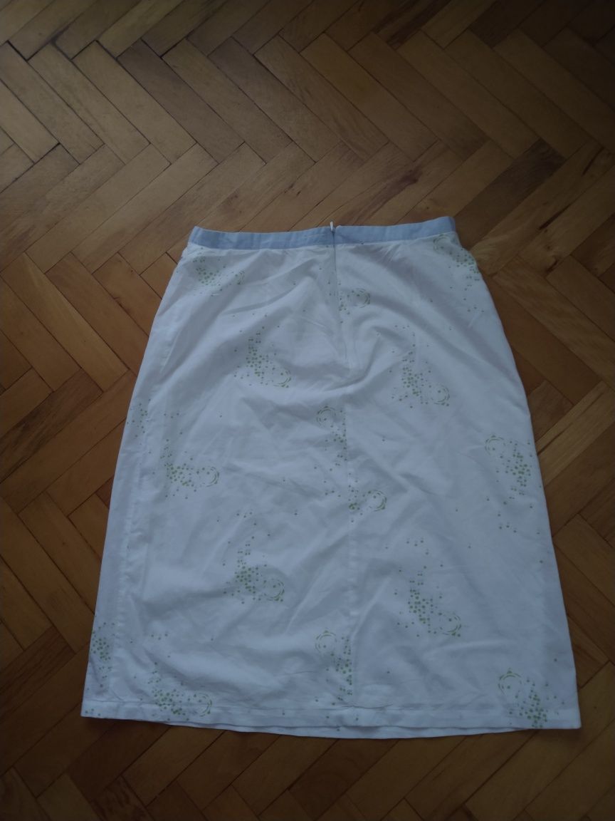 Biała bawełniana spódnica z delikatnym wzorem  42