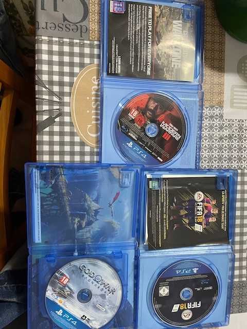 PS 4 em bom estado com 3 jogos