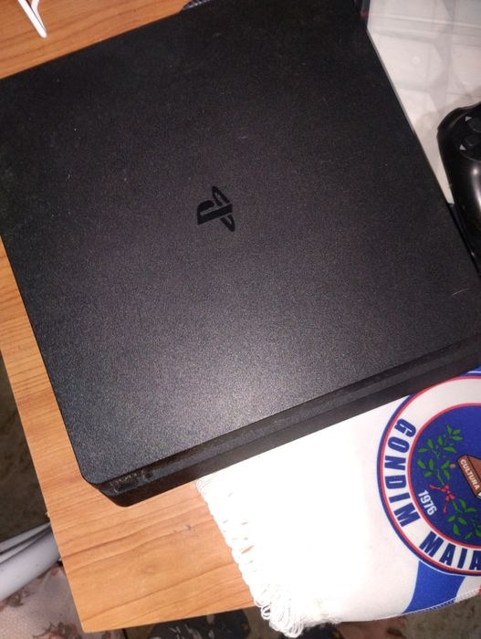 Vendo PS4 com 2 jogos