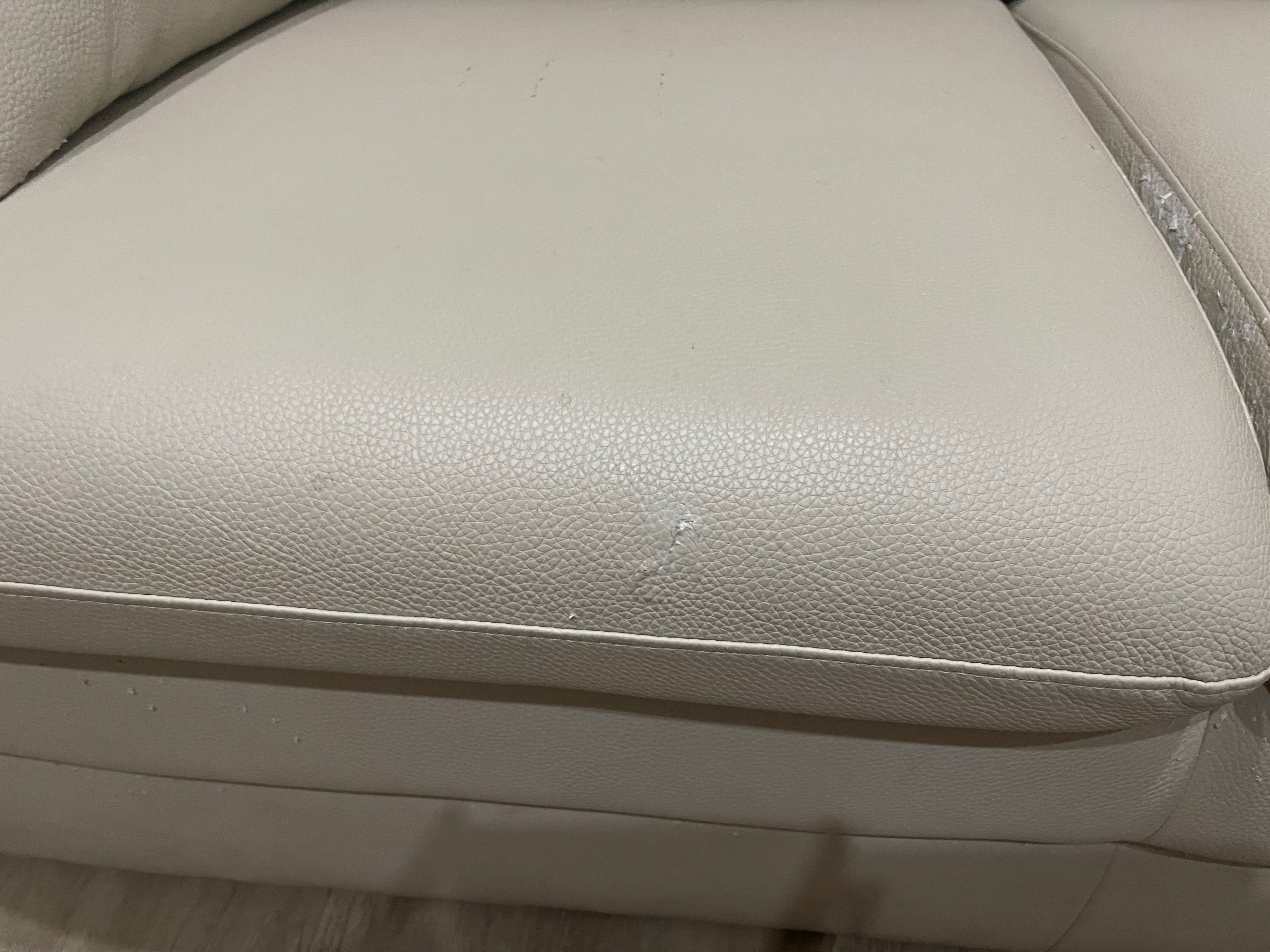 Sofá 2 lugares em pele sintética, em bom estado e sem uso.