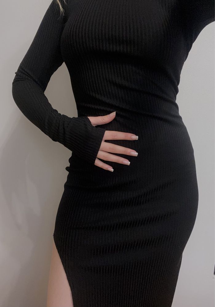 Чорне обтягуюче плаття в рубчикз розрізом