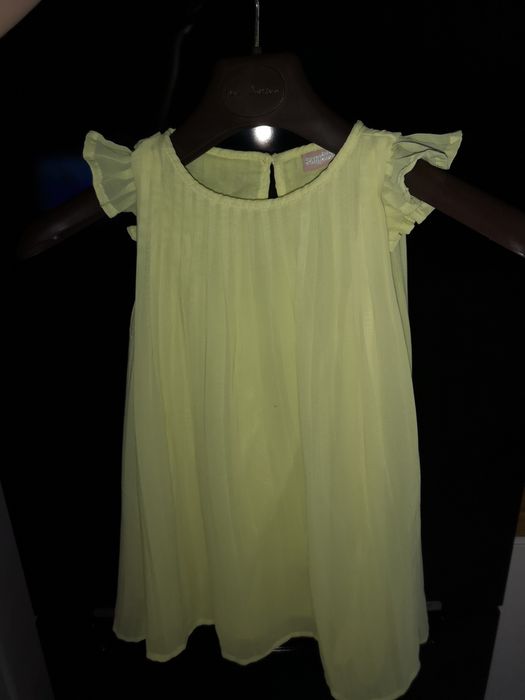 Żółta plisowana sukienka