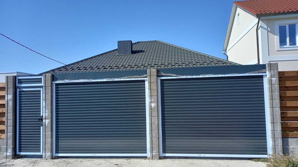Ролеты на вьезд с калиткой для дома от компании "Элпол"