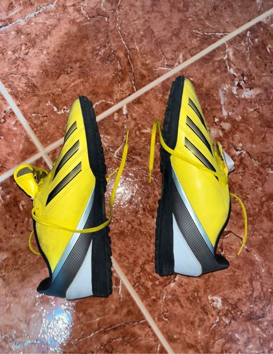 Chuteiras Adidas Amarelas e Pretas