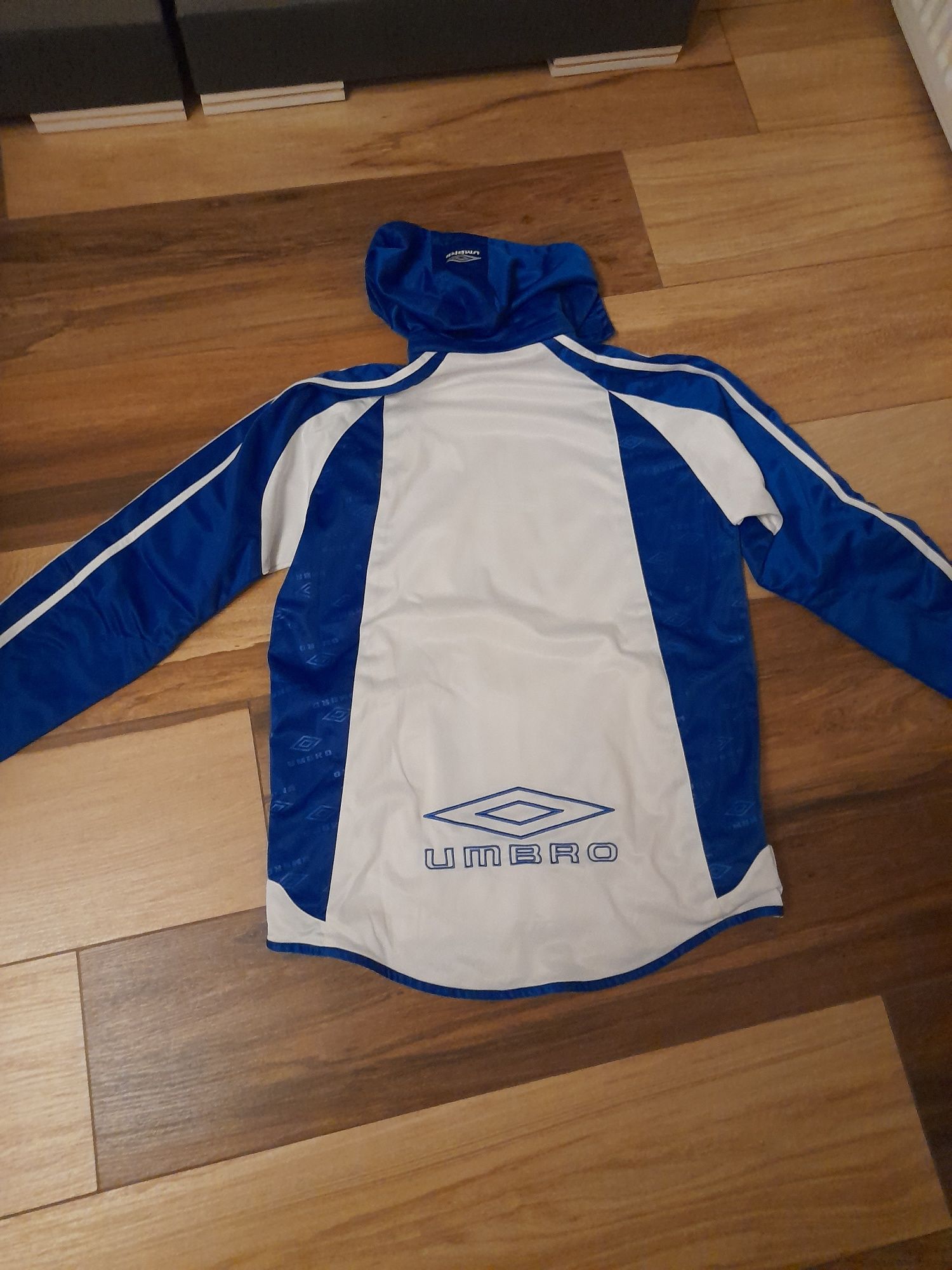 Fajna bluza Umbro z kapturem