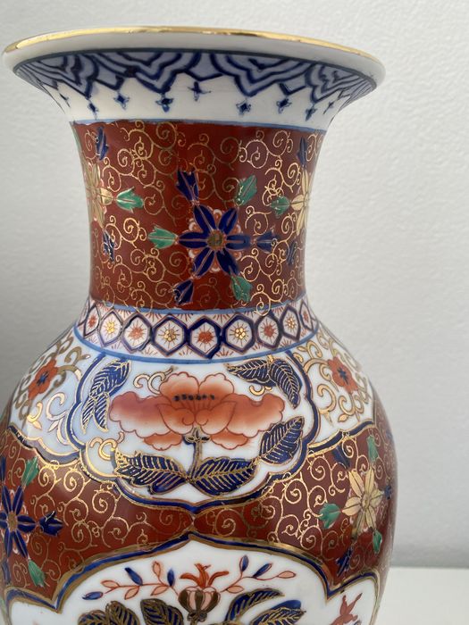 Vasos de cerâmica Imari, conhecidos pelas suas cores vibrantes.