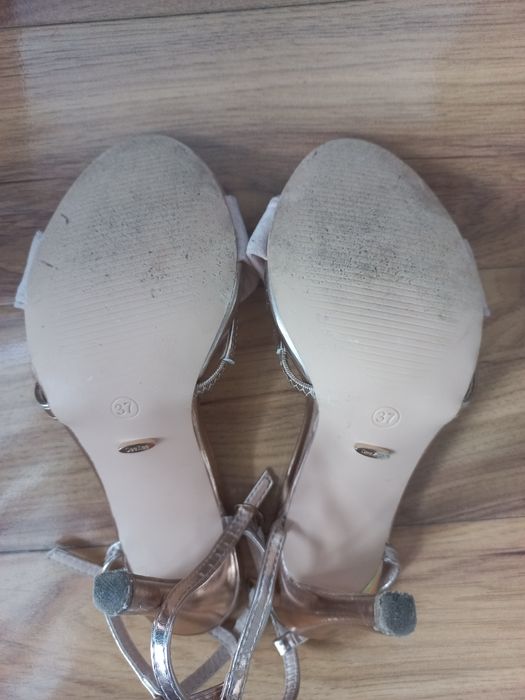 Złote szpilki DeeZee