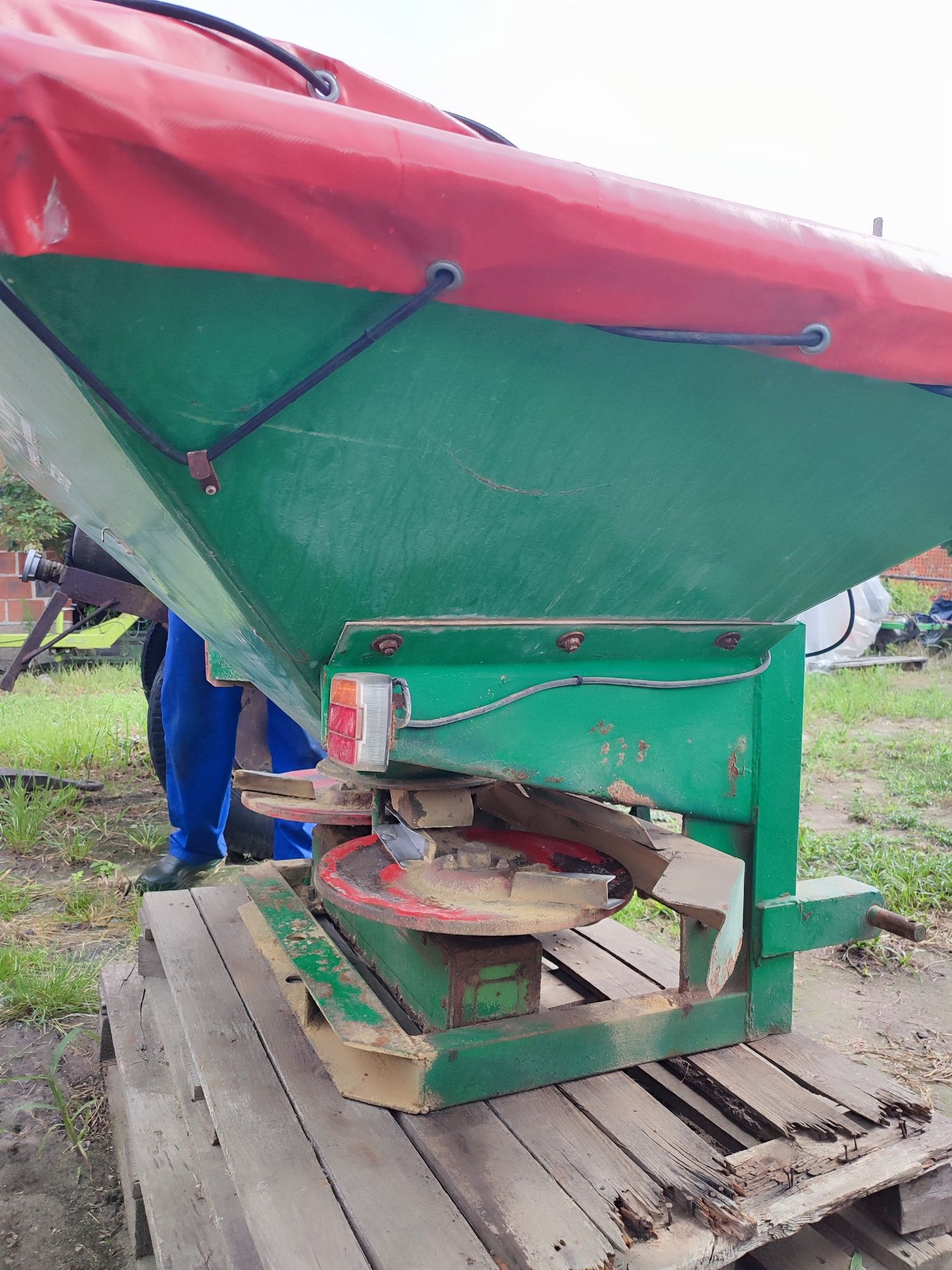 Rozsiewacz ROTINA 600 L