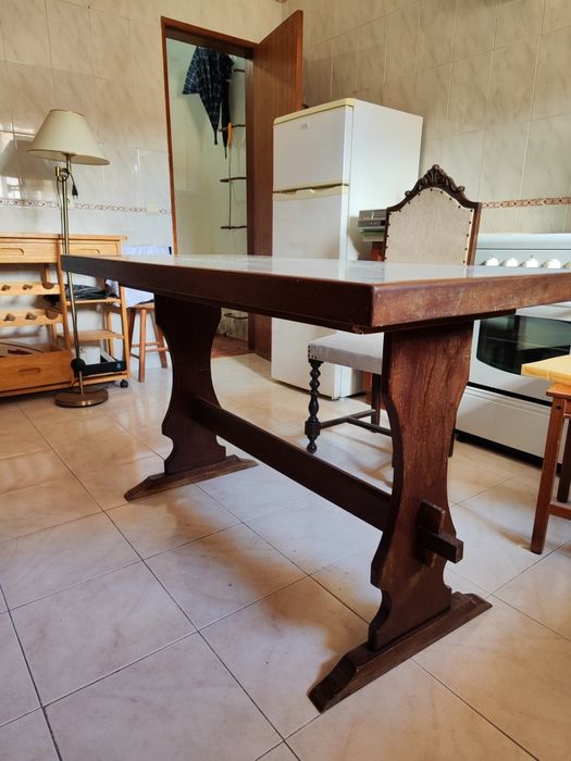 Mesa de cozinha em madeira maciça