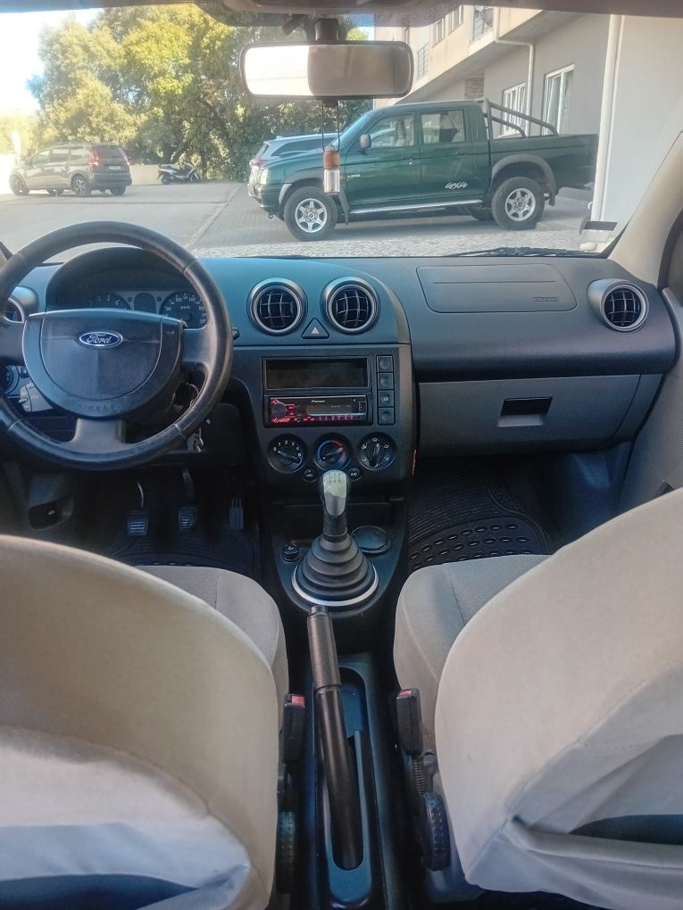 Vendo ford fiesta 1.4 16v gasolina ano 2002