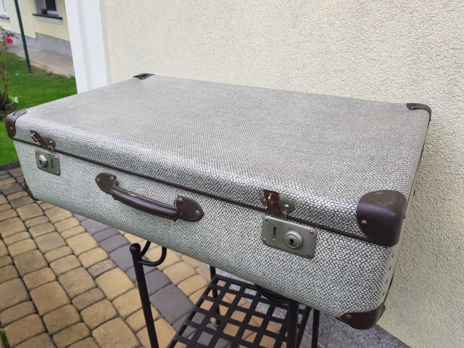 Stara  walizka w kratke biało- czarną