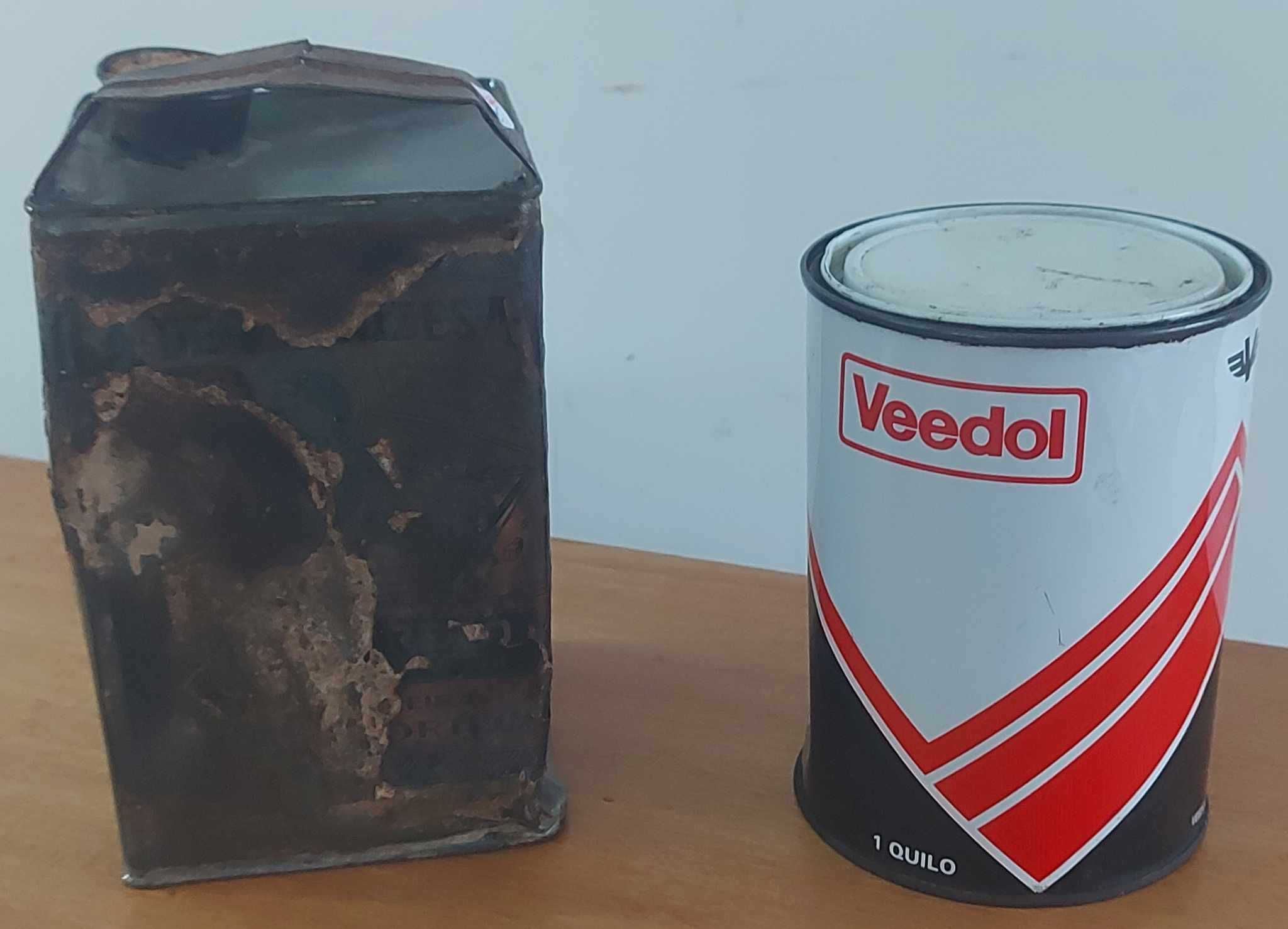 2 Latas VINTAGE-COLEÇÃO (uma delas Rara - Antiga Fáb. Vernizes Oeiras)