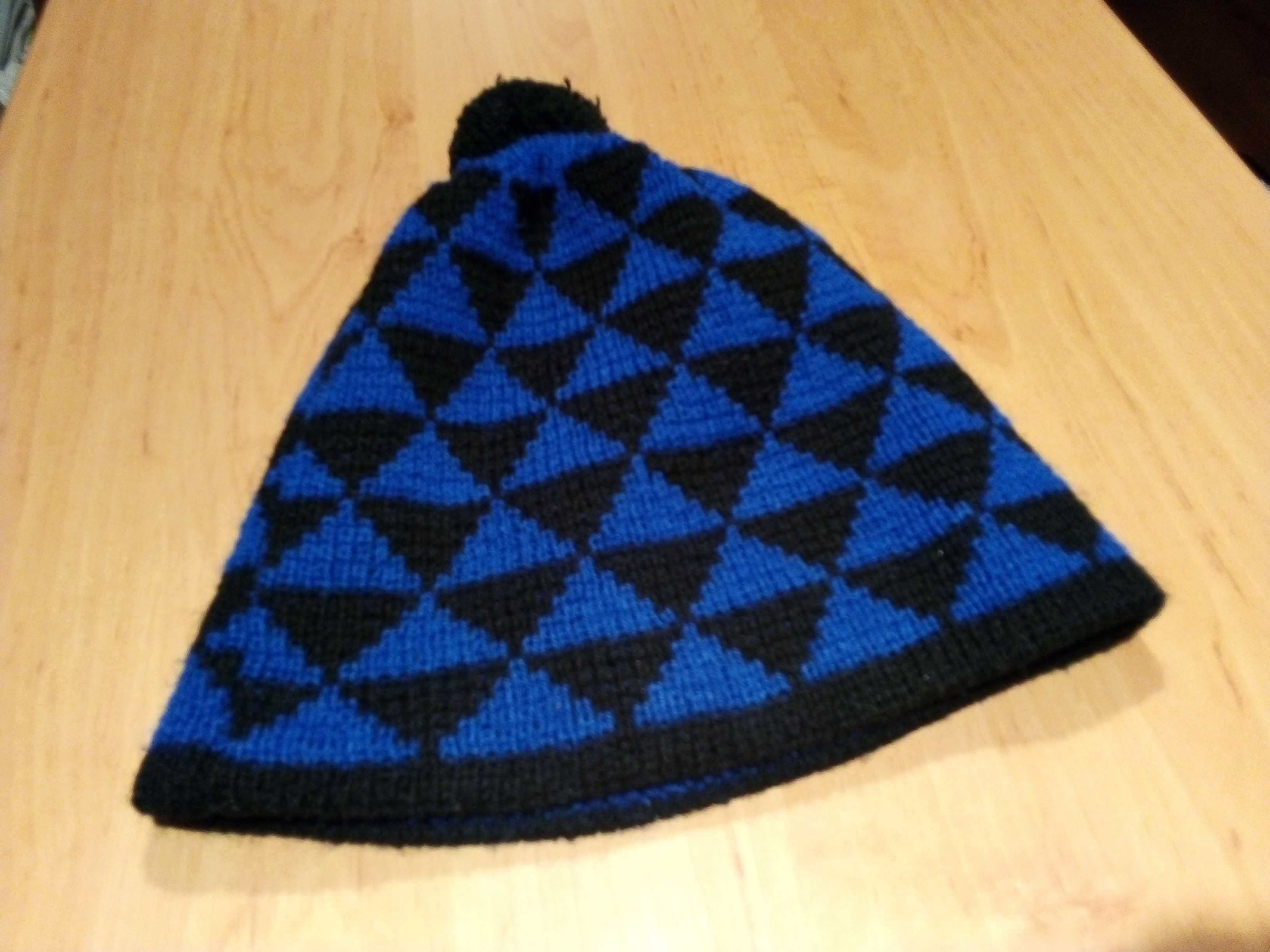 Czapka męska z pomponem szerokości 24 cm.