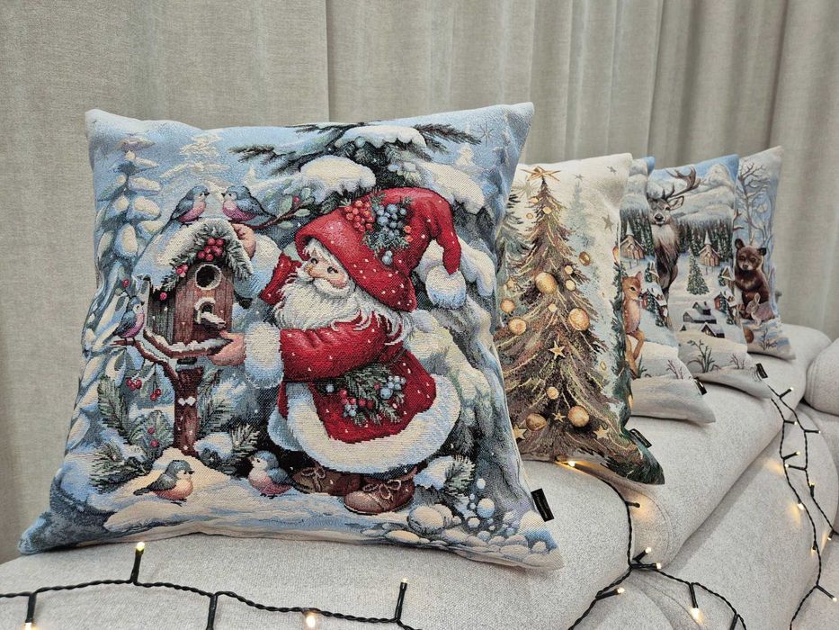 Poszewka świąteczna 45x45 cm dekoracyjna ze świątecznym skrzatem 1395A