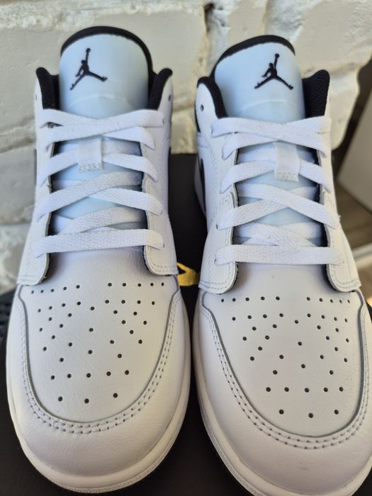 Certyfikat autentyczności | Nike Air Jordan 1 Low White Black 38.5 EU