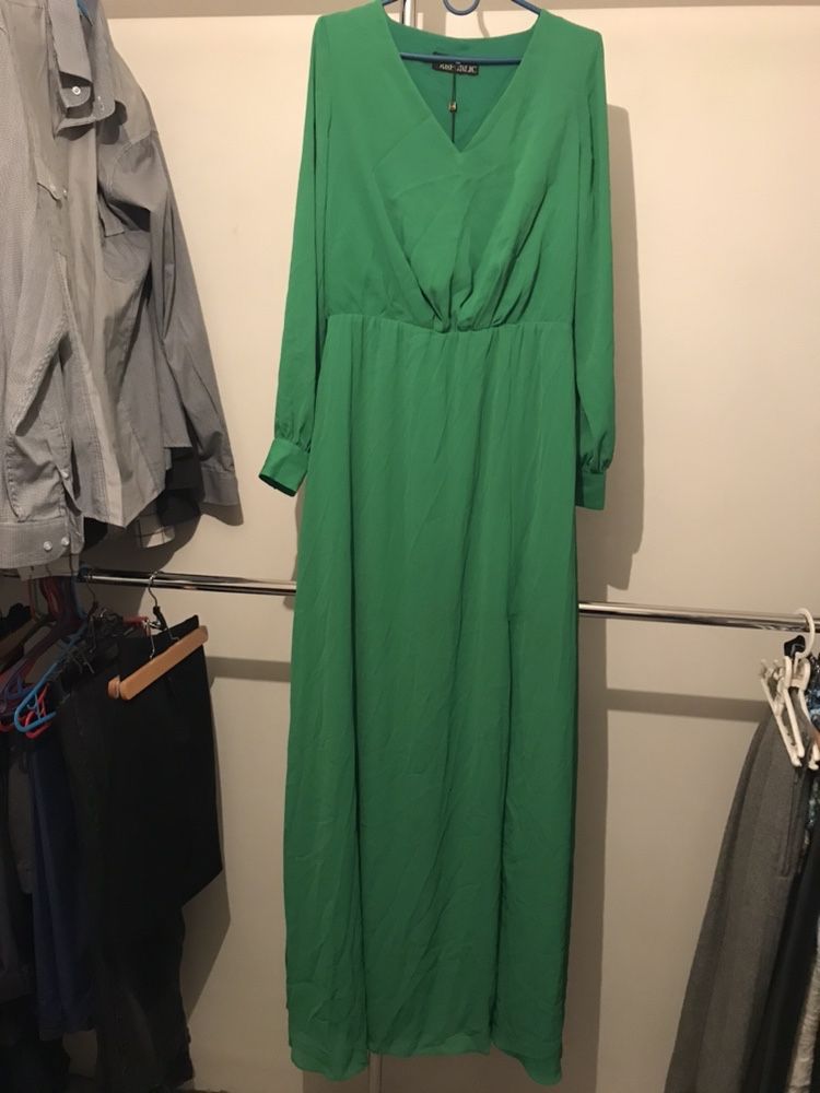 Длинное зеленое платье Love Republic с эффектным разрезом