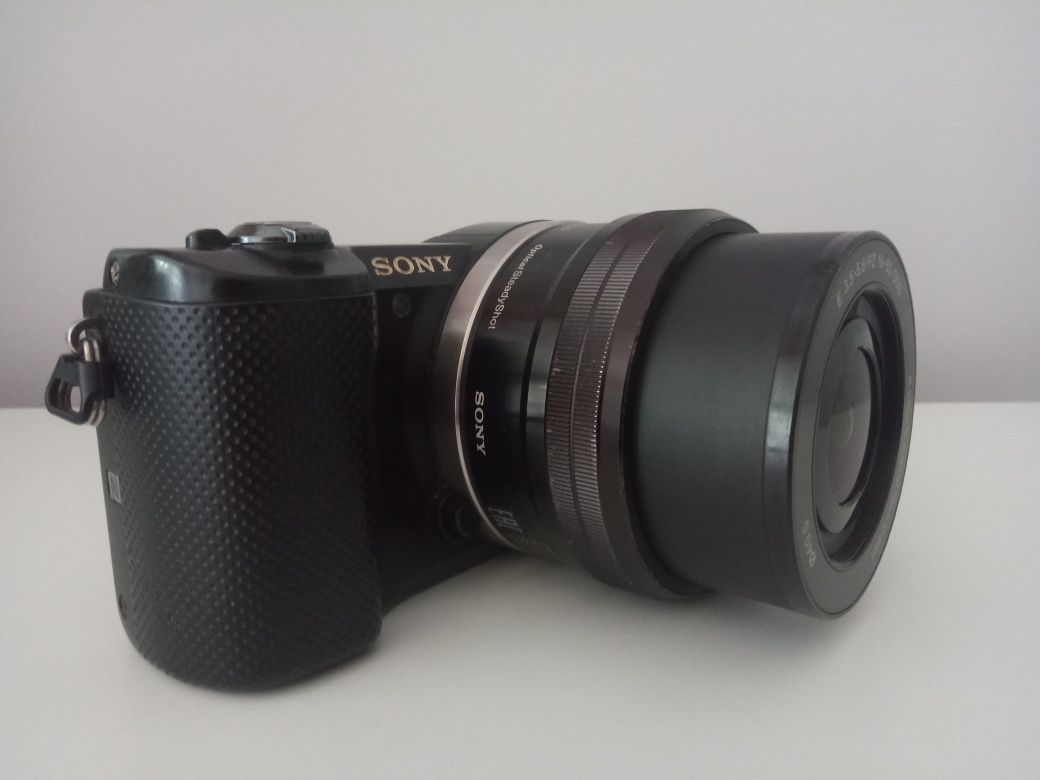 Aparat Sony 5000 z obiektywem 16-50