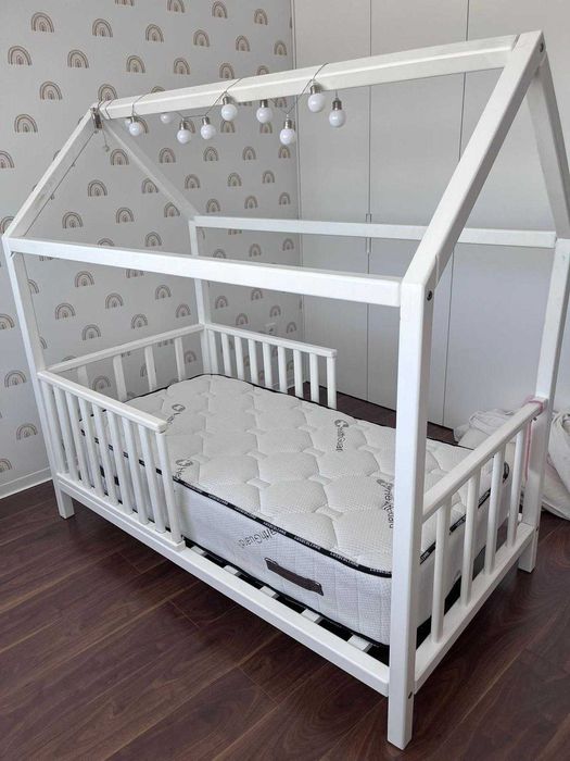 Cama Criança Casinha + Guarda fatos + cabides