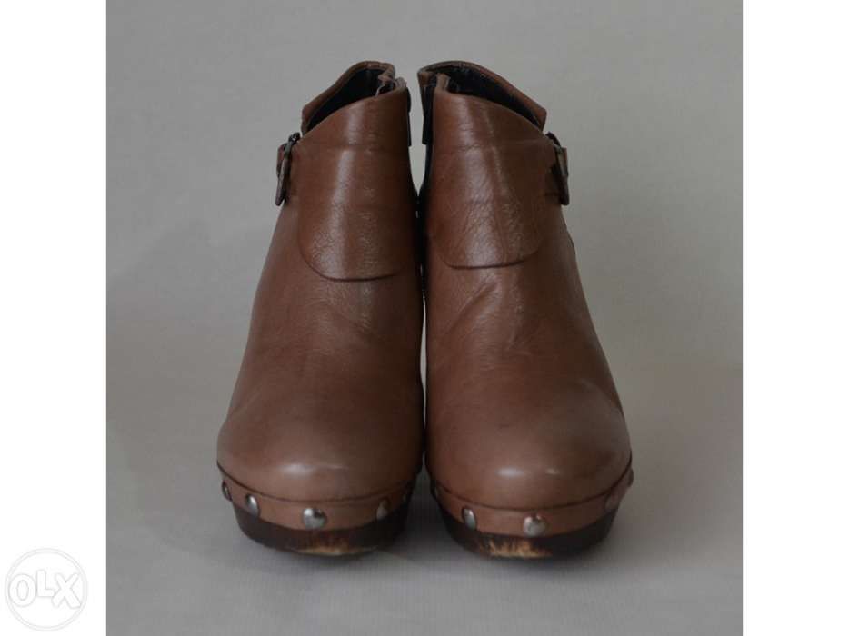 Botins Pele Camel com tachas