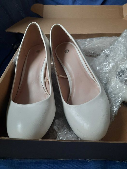 Oddam białe damskie buty na obcasach