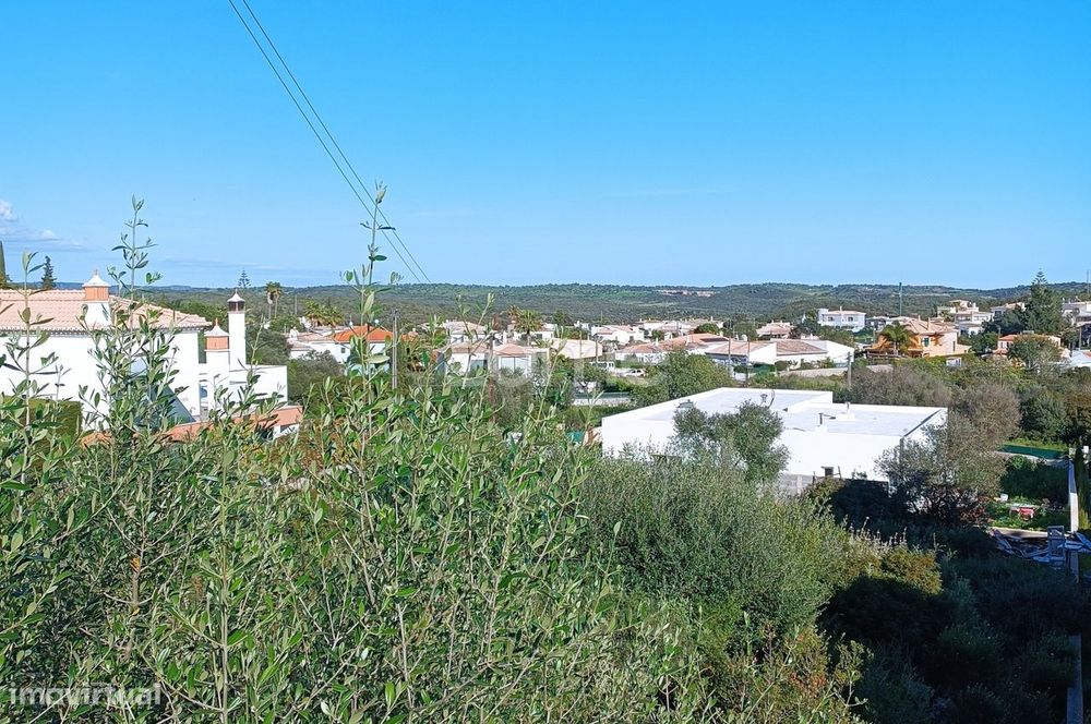 Lote de terreno urbano para construção de moradia isolada.