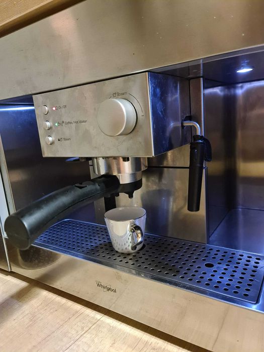 Ekspres ciśnieniowy do zabudowy Whirlpool