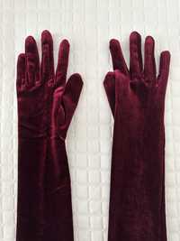 Długie rubinowe rękawiczki z materiału imitującego aksamit