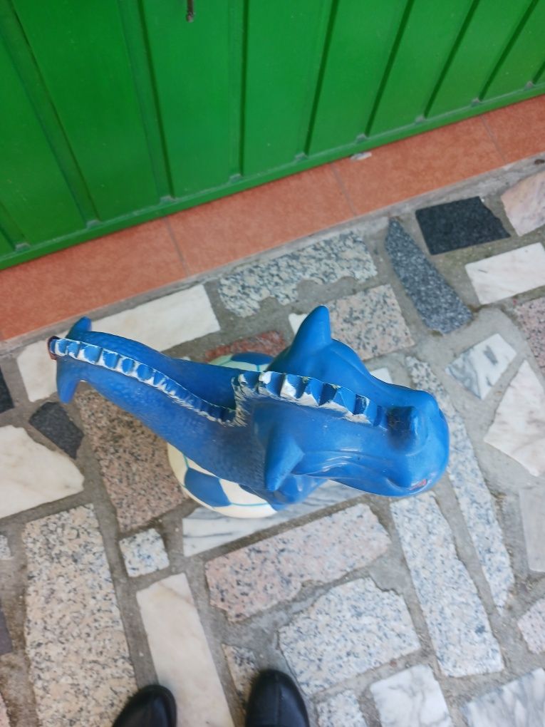 Grande Dragão com bola grande novo