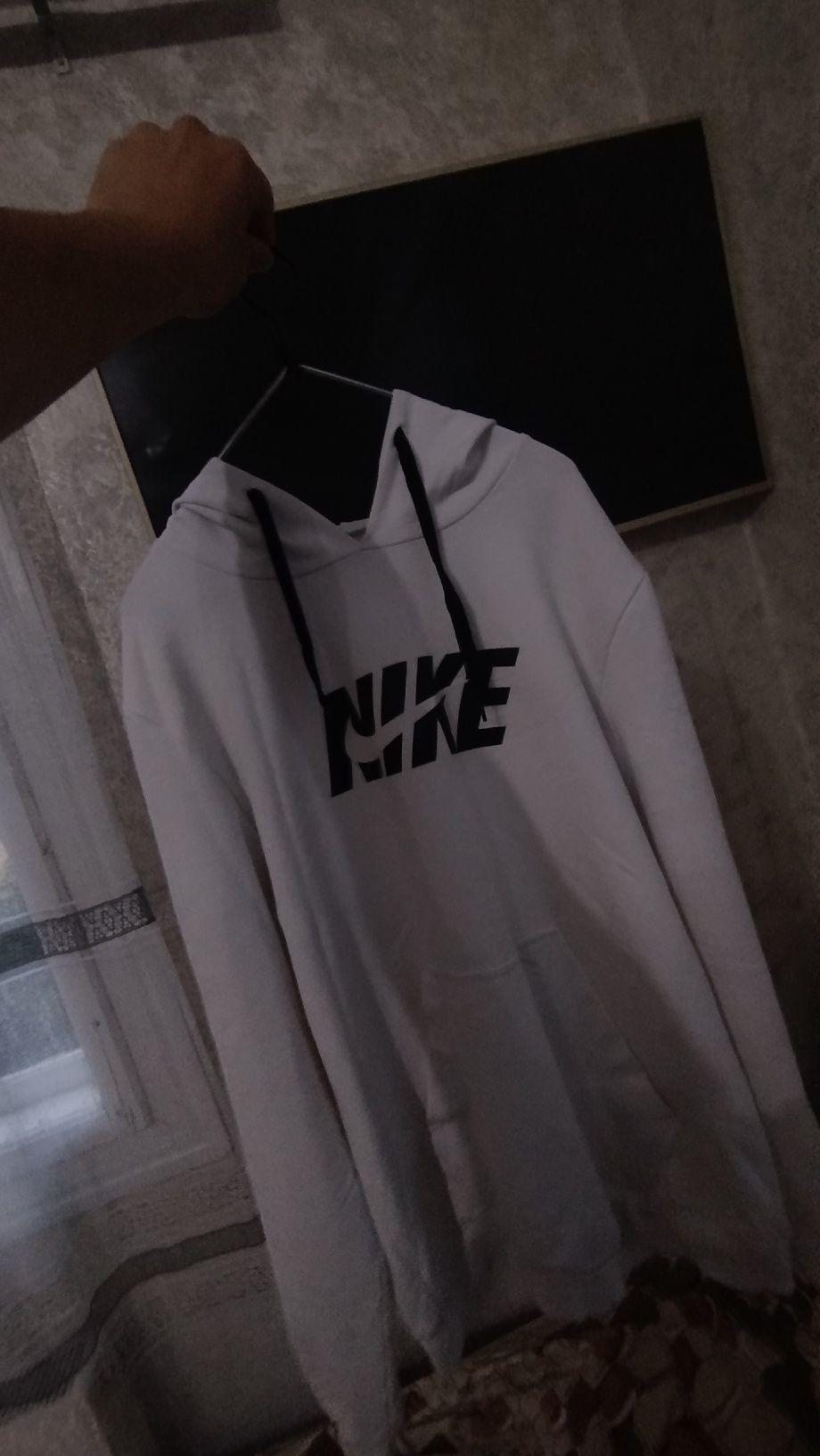 Біла кофта nike.