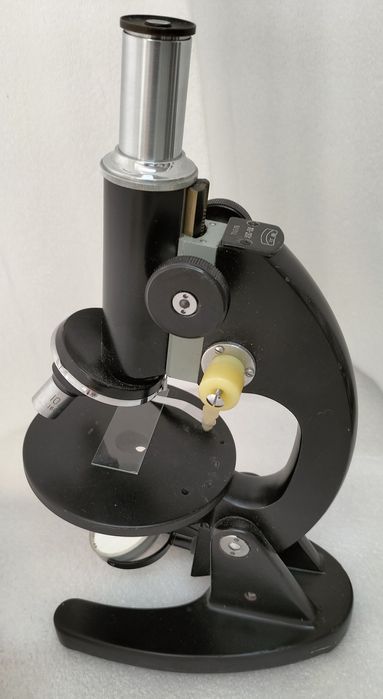 Microscópio Antigo de Laboratório Profissional