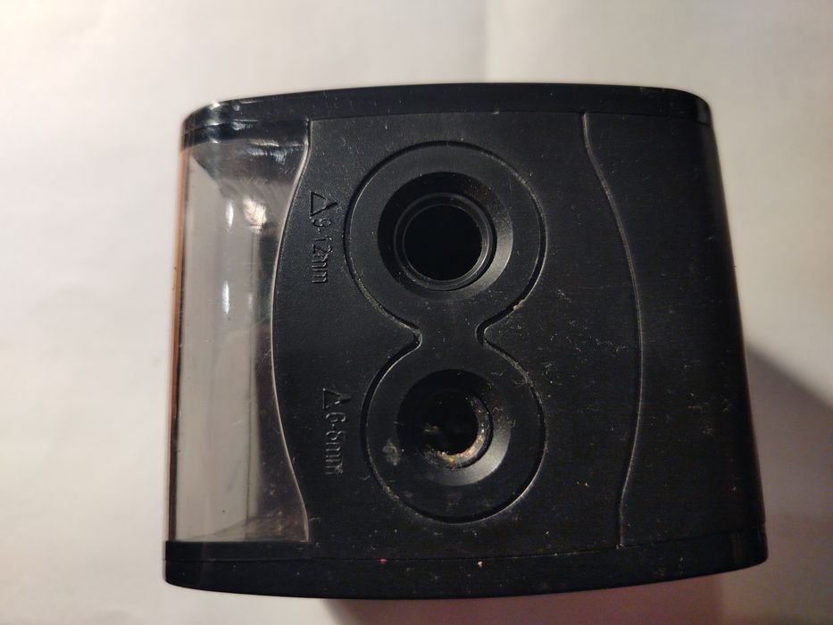 Temperówka elektryczna przystosowana do temperowaniana dwóch ołówków .