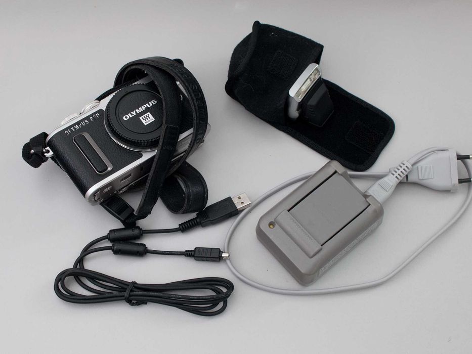 Olympus PEN E-PL8 16.1MP (Corpo + Flash + Bateria Extra + Carregador)
