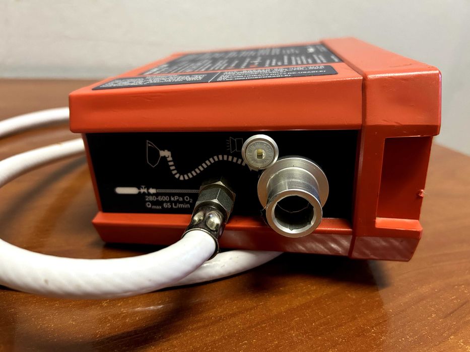 Respirator RescuPac 2DM z przewodami i mocowaniem karetkowym