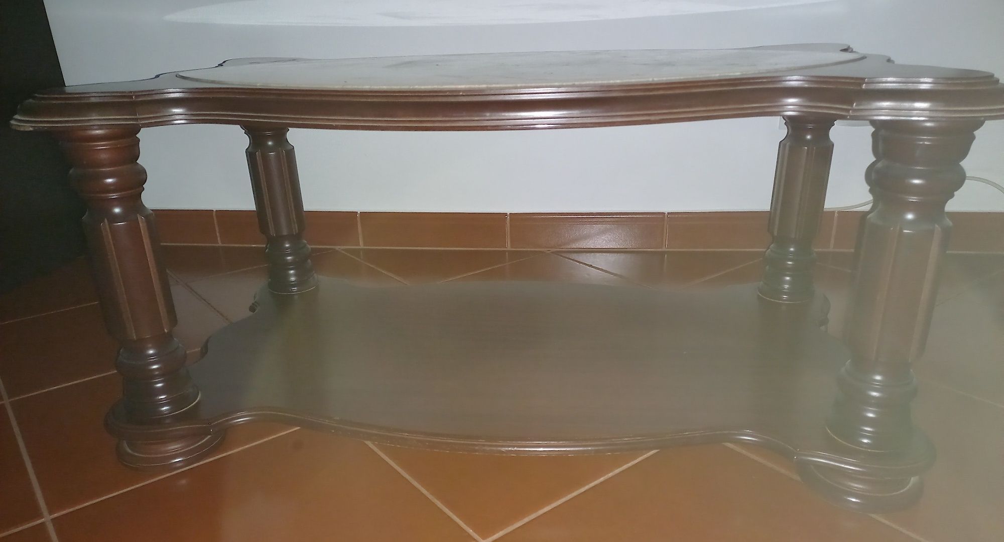 Mesa de sala com tampo em mármore