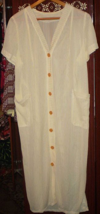 Халаты разные, платье и юбка. Недорого.