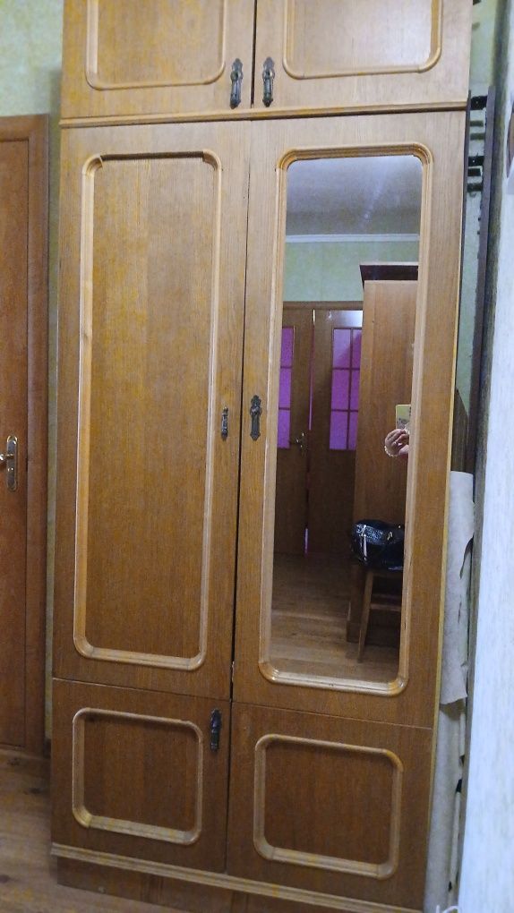 Продається 2 шафи в Центрі міста!!!