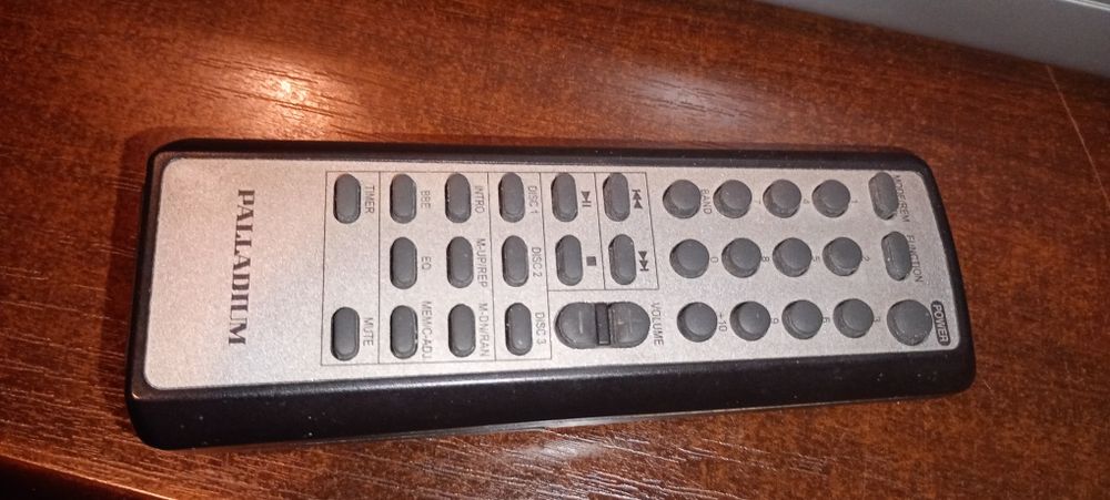 Mini wieża radio AUX i CD z pilotem i głośnikami