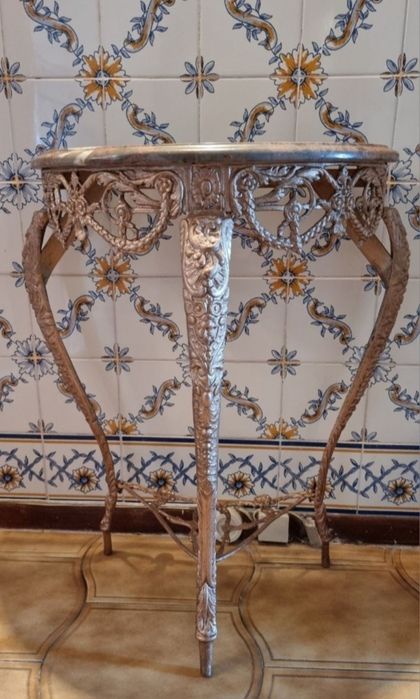 Credência/mesa/aparador vintage em latão maciço com tampo em mármore