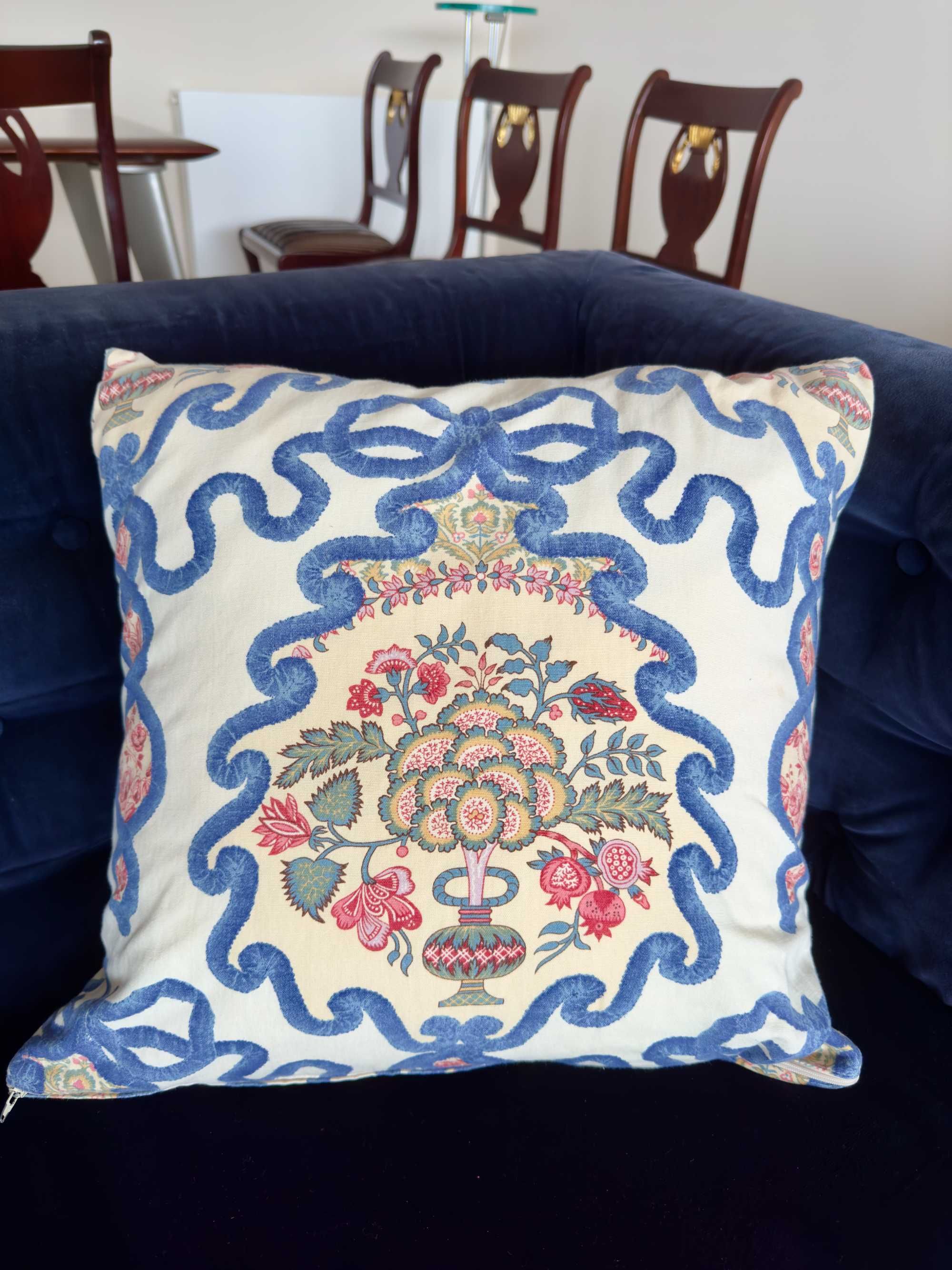 2 sofás iguais em veludo azul marca 'Cassina Milão'