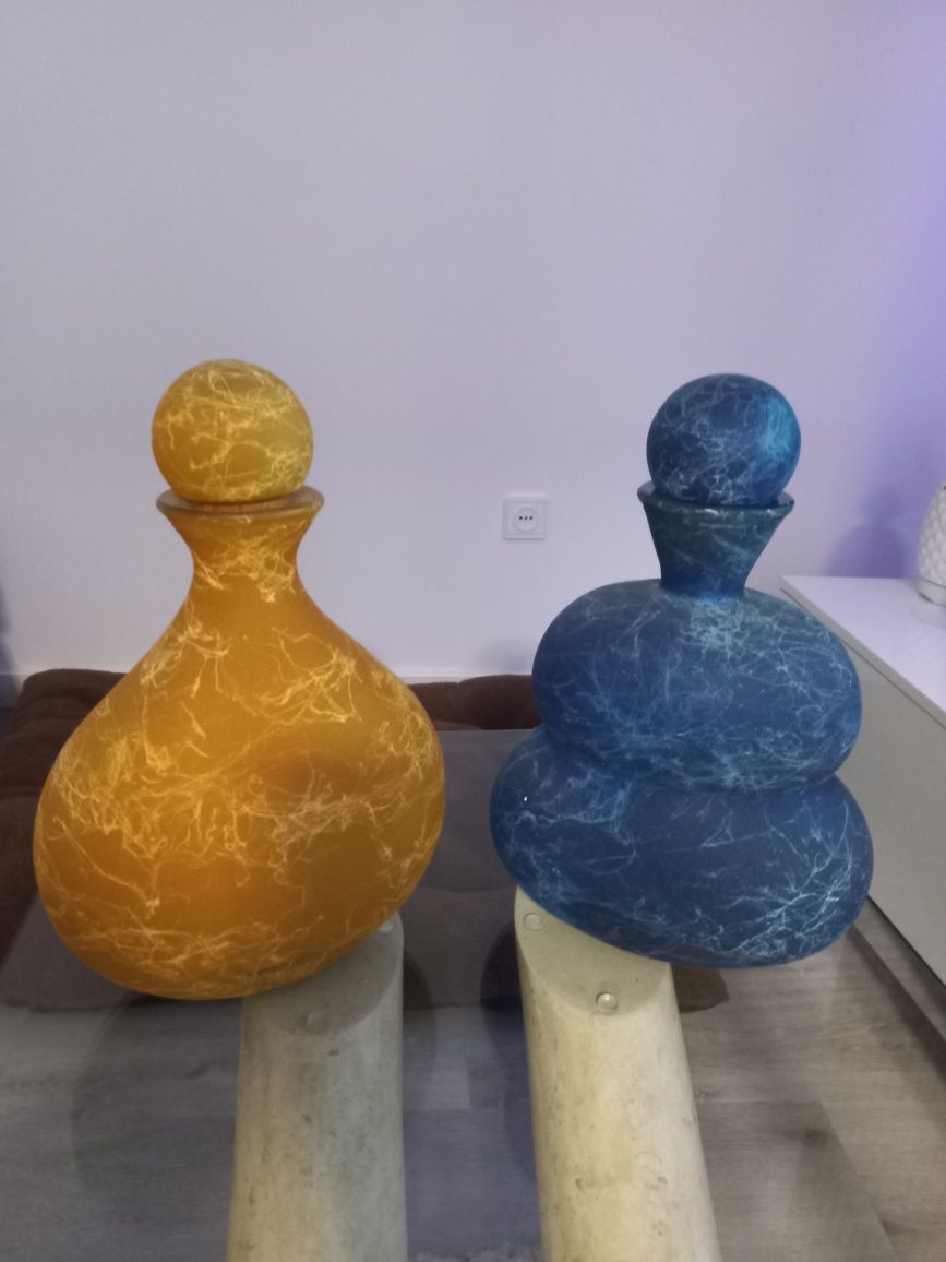 Louça decorativa azul e amarelo.