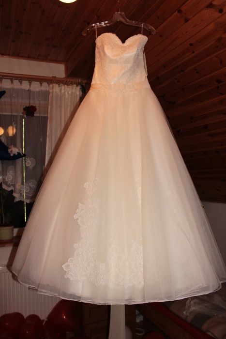 Suknia ślubna z kołem