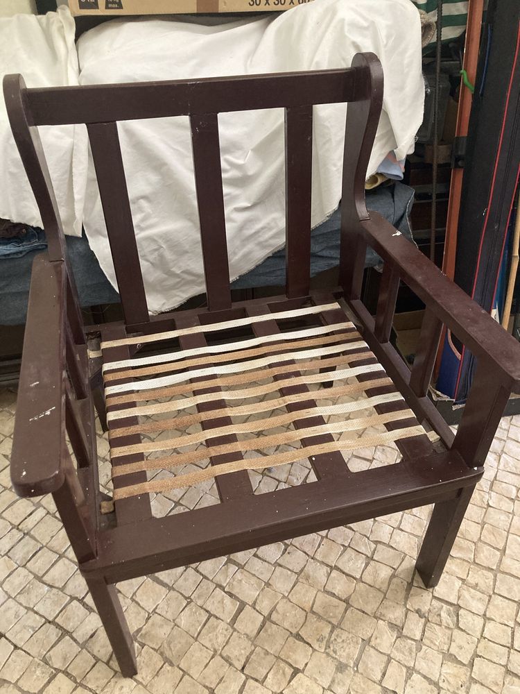 Cadeirão de braços, em madeira com almofadas