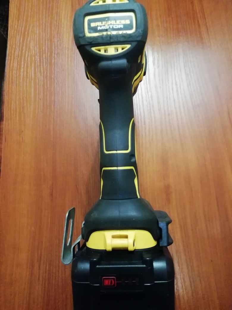 Безщітковий шуруповерт  DeWALT DCD791