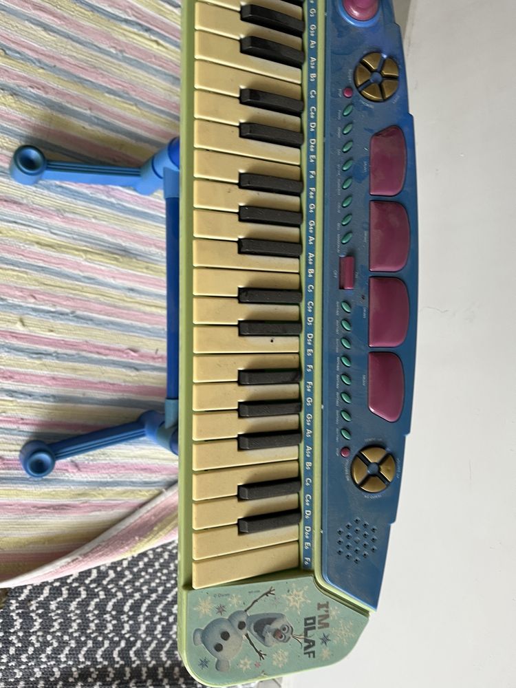Andarilho com piano e outros brinquedos