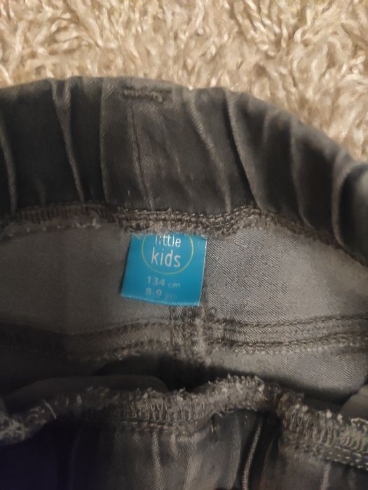 Siwe dżinsy miękkie 134 gratis zielone