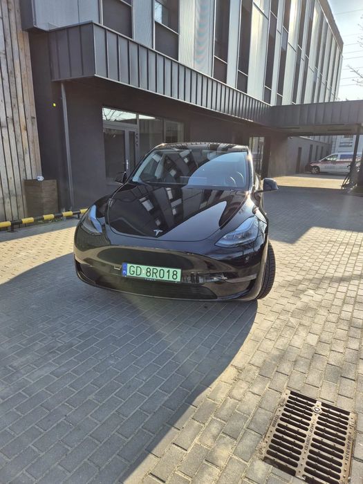 Tesla Y Mocna Tesla Y Long Range AWD