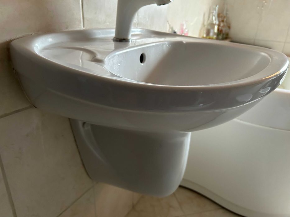 Umywalka wisząca ceramiczna