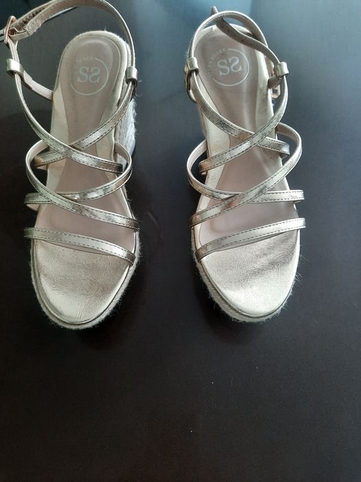 Sandálias tiras douradas