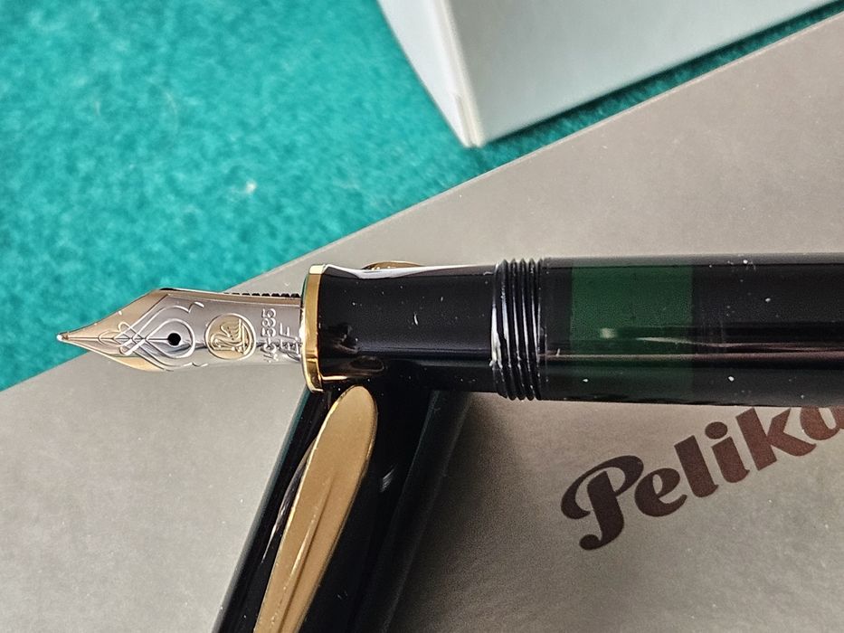Caneta Pelikan M400 preta Aparo Ouro 14kt  EF em muito bom estado caix