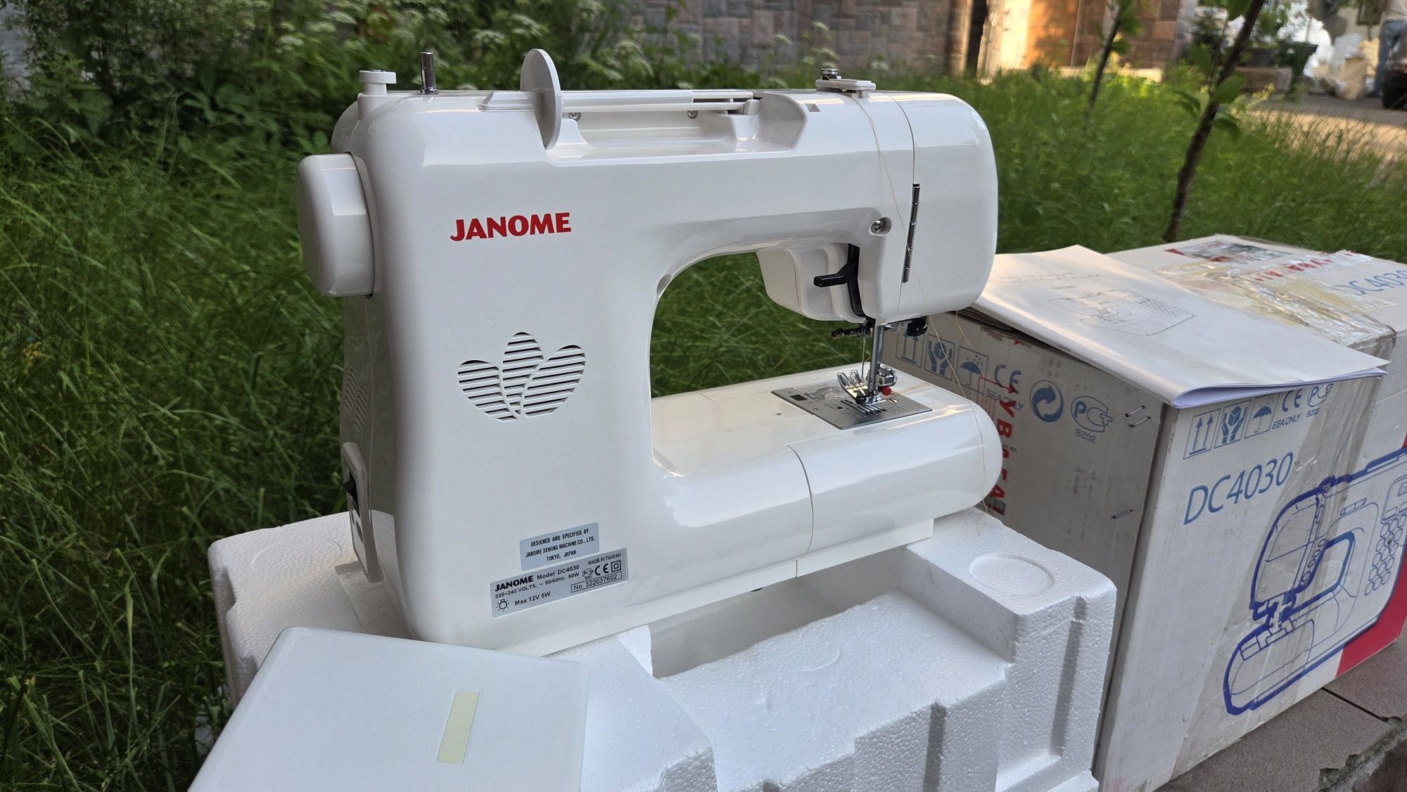 Швейна машина Janome DC4030